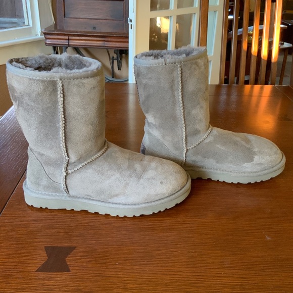 UGG Women’s Classic Mid Boot - Picture 5 of 7